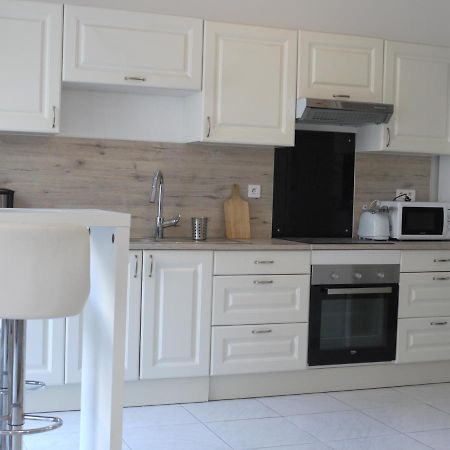 Beach - a modern studio flat in central Nisa Exterior foto