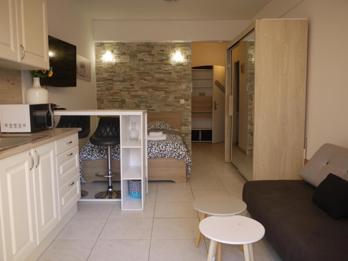 Beach - a modern studio flat in central Nisa Exterior foto