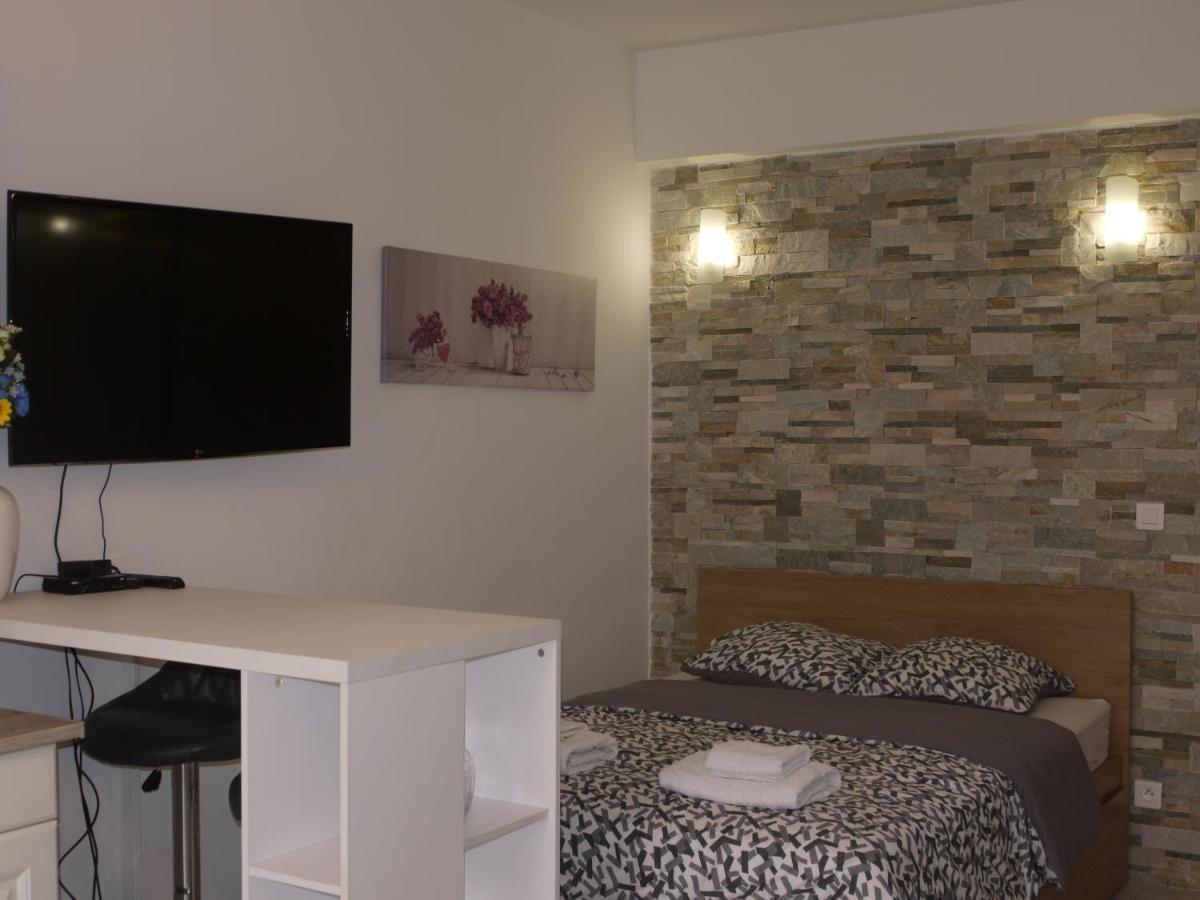 Beach - a modern studio flat in central Nisa Exterior foto